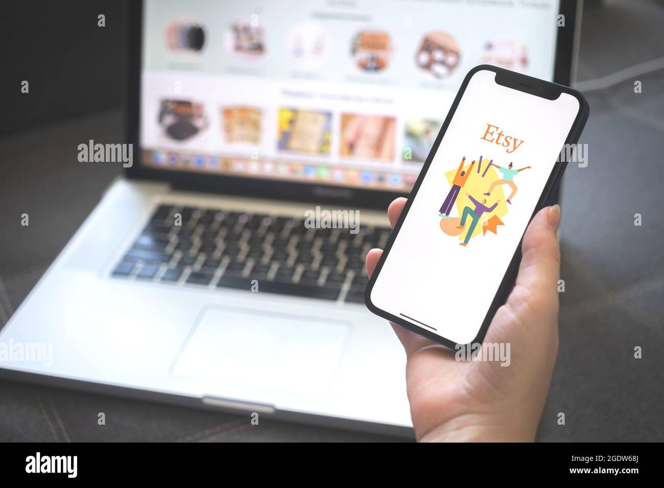 Charkow, Ukraine - 12. August 2021: Etsy App. Frau mit Smartphone mit Etsy verkaufen oder kaufen Anwendung. Markenlogo Stockfoto
