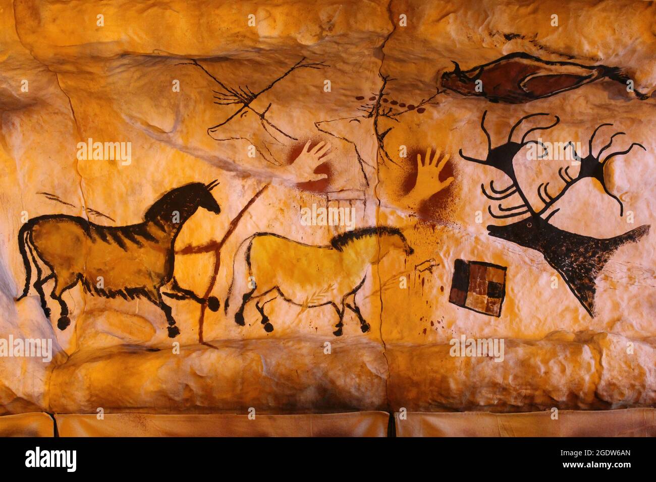 Moderne Rekonstruktion der prähistorischen Höhle mit Tierbildern und Handdrucken Stockfoto