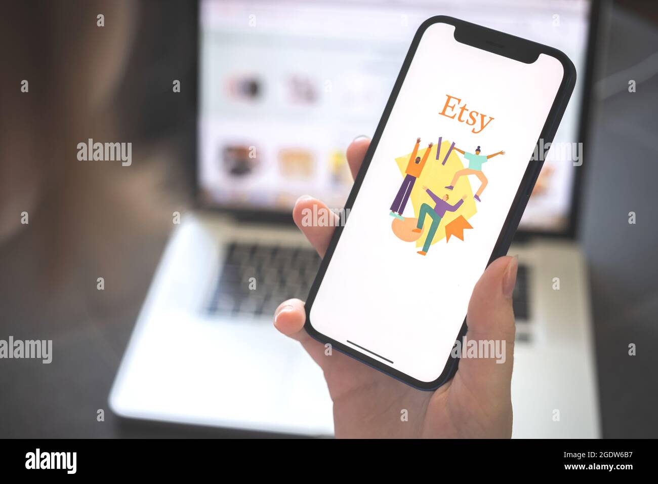 Charkow, Ukraine - 12. August 2021: Etsy App. Frau mit Smartphone mit Etsy-Anwendung. Markenlogo Stockfoto