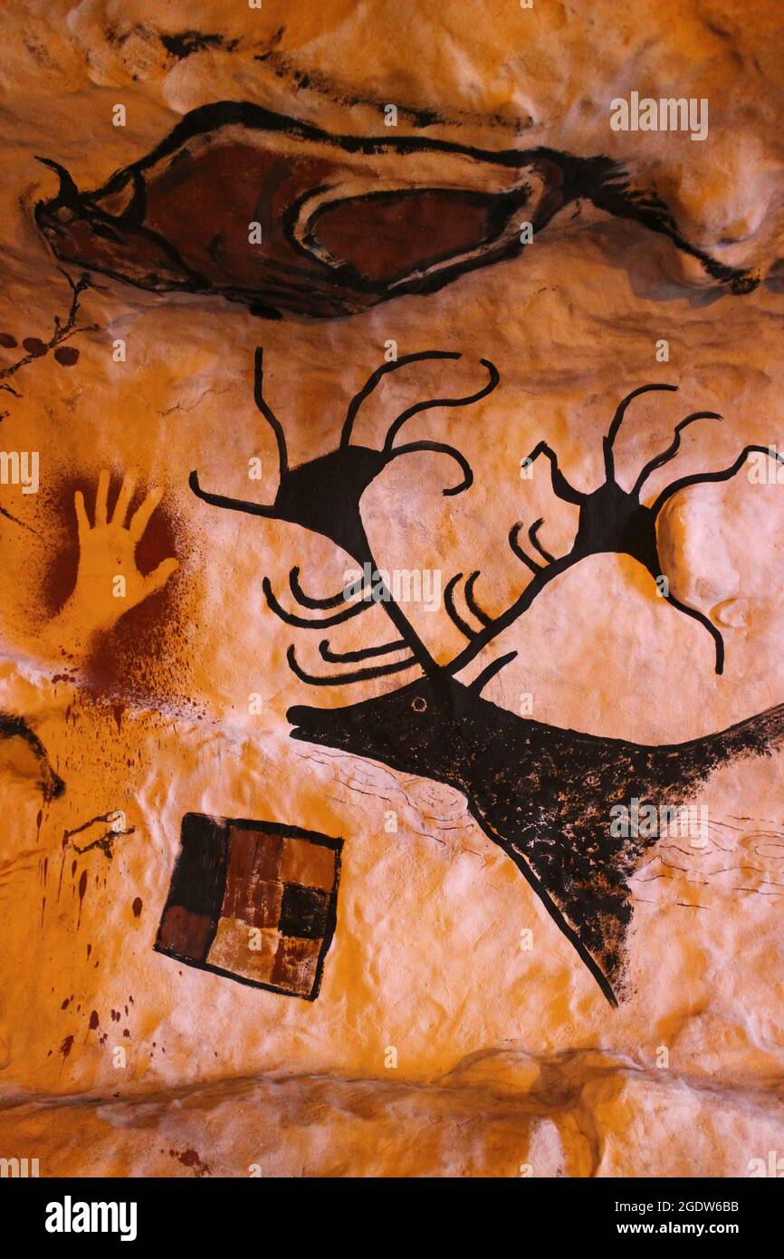 Moderne Rekonstruktion der prähistorischen Höhle mit Tierbildern und Handdrucken Stockfoto