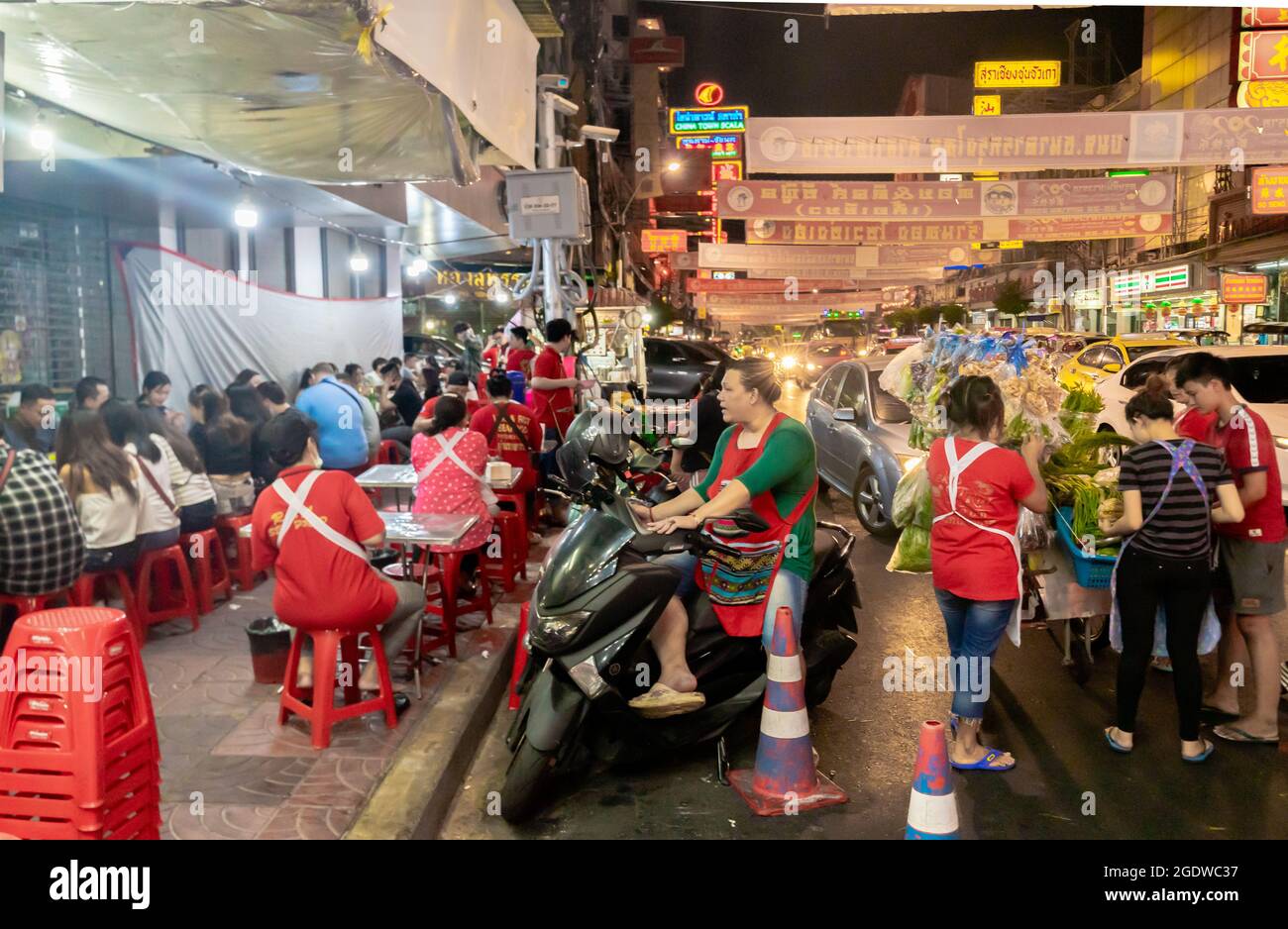 Night Street Food Restaurants und Stände auf Yaowarat Rd, Chinatown, Bangkok, Thailand Stockfoto