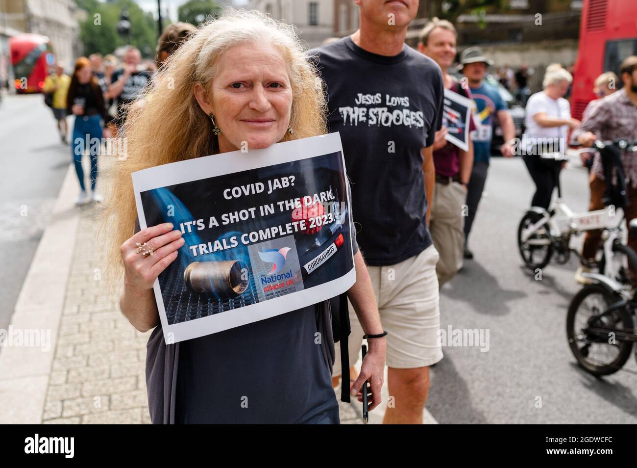 London, Großbritannien. 14. August 2021. Demonstranten marschieren gegen Impfungen, Impfpass und COVID-Beschränkungen zum BBC-Hauptquartier. Stockfoto