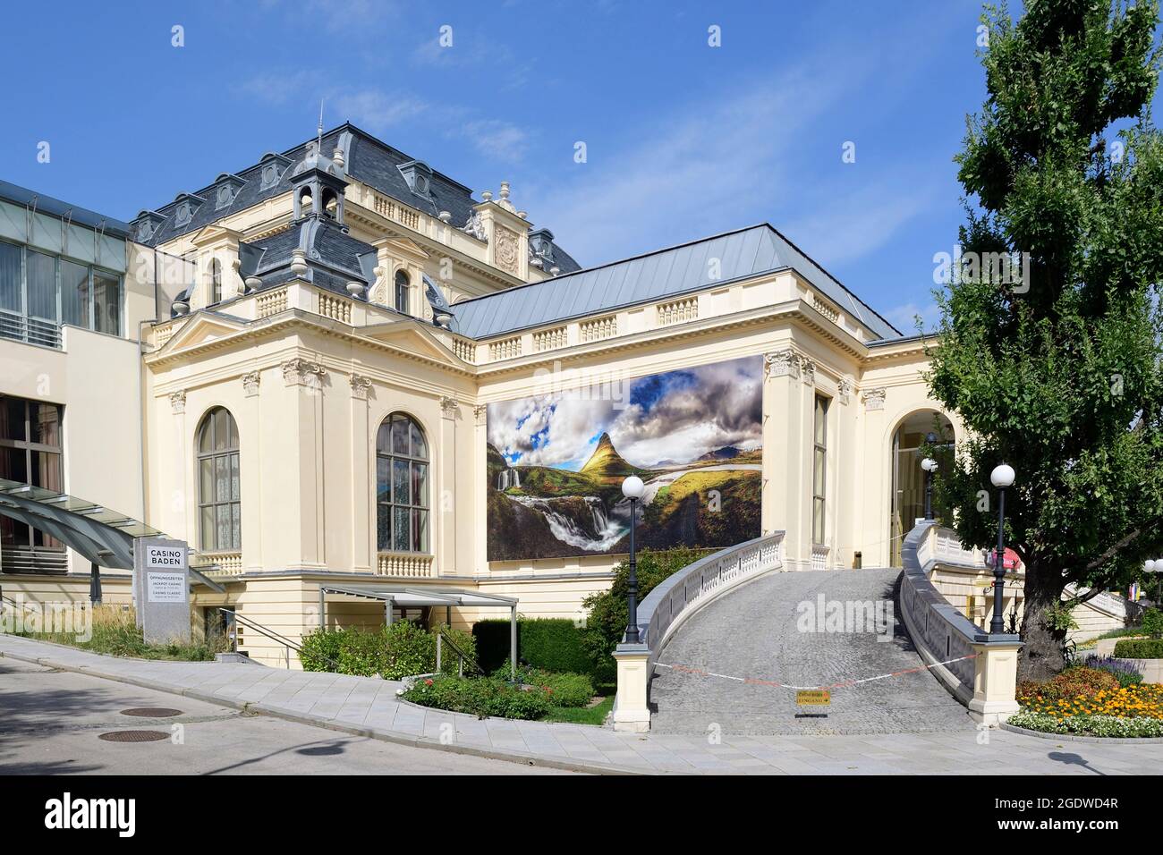 Baden bei Wien, Niederösterreich, Österreich. Festival La Gacilly 2021 in Baden bei Wien. Casino Baden mit Fotos vom Festival La Gacilly Stockfoto