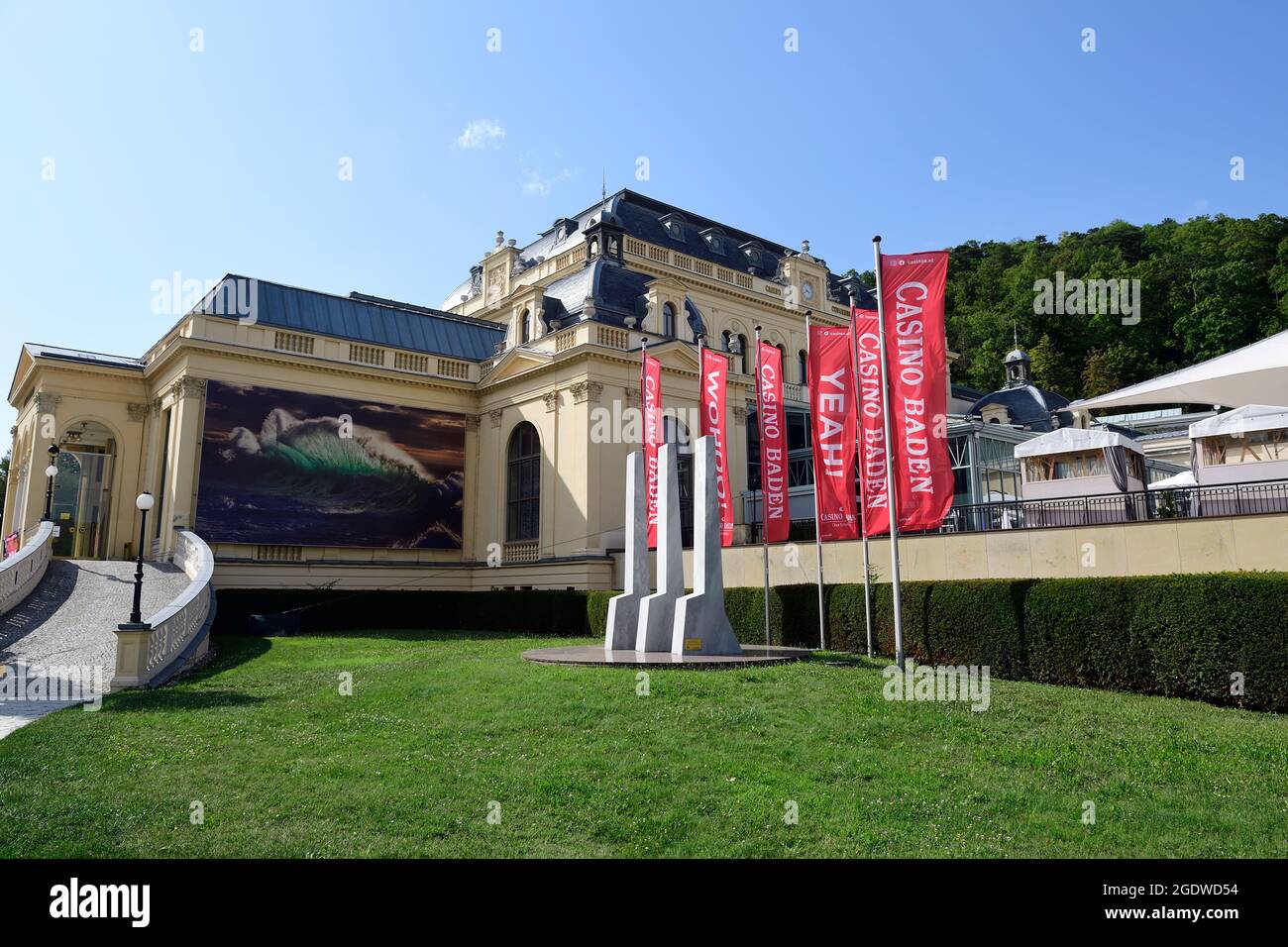 Baden bei Wien, Niederösterreich, Österreich. Festival La Gacilly 2021 in Baden bei Wien. Casino Baden mit Fotos vom Festival La Gacilly Stockfoto