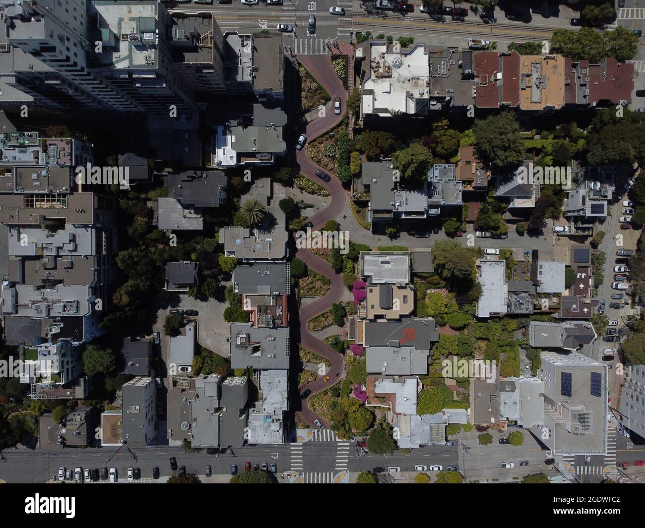 (ANMERKUNG DES HERAUSGEBERS: Bild mit einer Drohne)Luftaufnahme der Lombard Street in San Francisco. Stockfoto