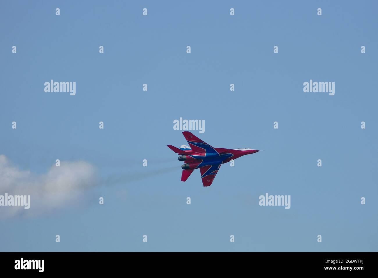 Russland, Nischni Nowgorod, Fedorowski-Damm, 08.14.2021 Militärluftfahrt. Russische Militärflugzeuge Strizh Mig-29, in den Himmel. Stockfoto