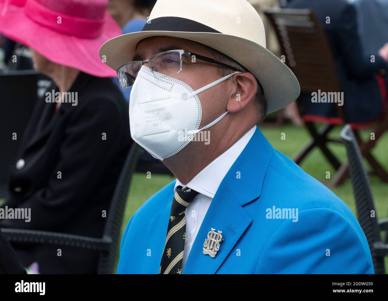 Henley Royal Regatta, 14. August 2021 -HRR-Mitglied trägt Maske in der Steward's Enclosure bei der Henley Royal Regatta am Samstag, dem Halbfinaltag. Kredit: Gary Blake/Alamy Live Nachrichten Stockfoto