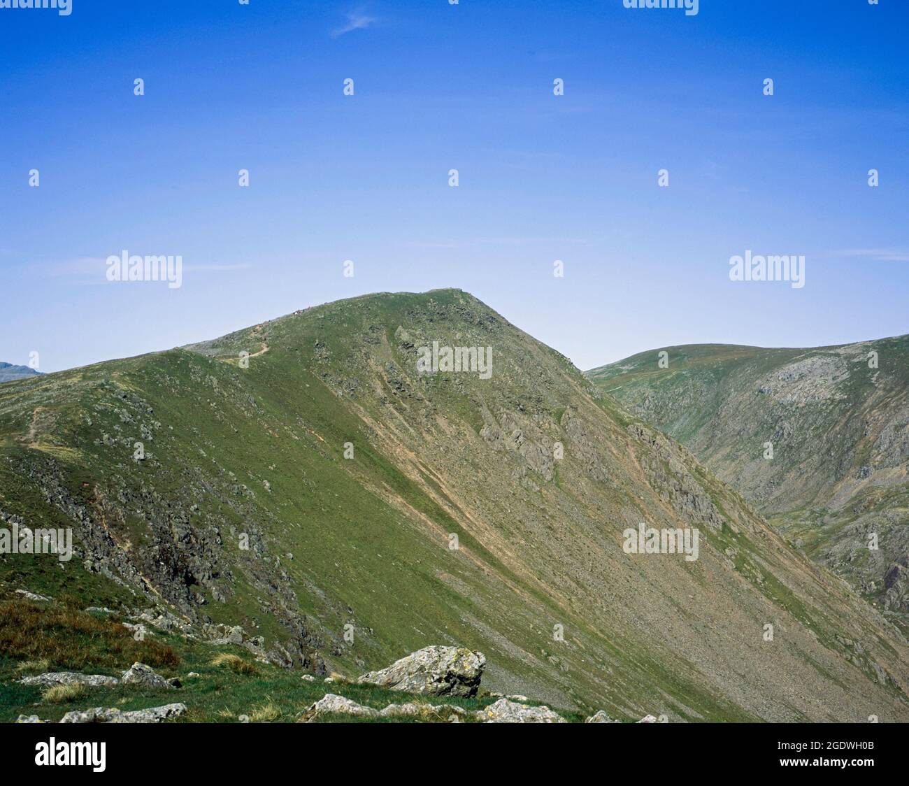 Der Weg von Goat's Hawse zum Gipfel des Old man of Coniston vom Dow Crag Coniston aus gesehen, dem Lake District Cumbria England Stockfoto