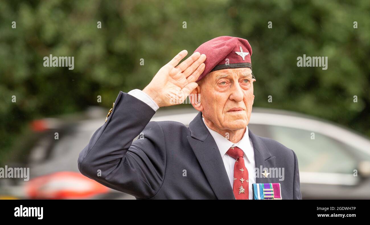 Brentwood, Großbritannien. 15. August 2021. Brentwood Essex 15.. August 2021 John Pinkerton, Late des Fallschirmregiments, in einsamer Erinnerung an den VJ Day am war Memorial, Brentwood Essex Credit: Ian Davidson/Alamy Live News Stockfoto