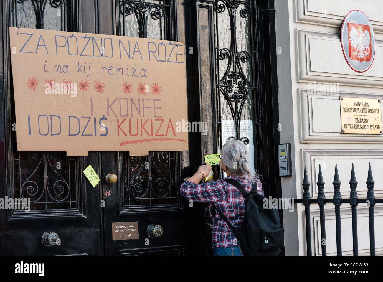 London, Großbritannien. 14. August 2021. Polnische Anhänger versammeln sich vor der polnischen Botschaft gegen einen neuen Gesetzentwurf, um unabhängige Fernsehsender zum Schweigen zu bringen Stockfoto