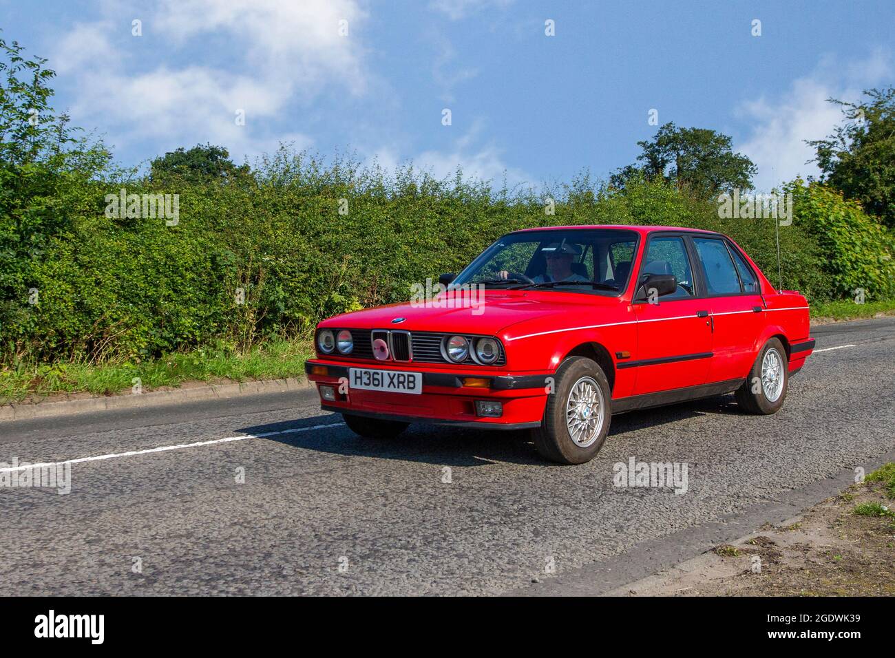 1991 90er Jahre roter BMW 318i 4-Türer 1796 ccm Benzinwagen auf dem Weg zur Capesthorne Hall Classic Car Show im Juli in Cheshire, Großbritannien Stockfoto