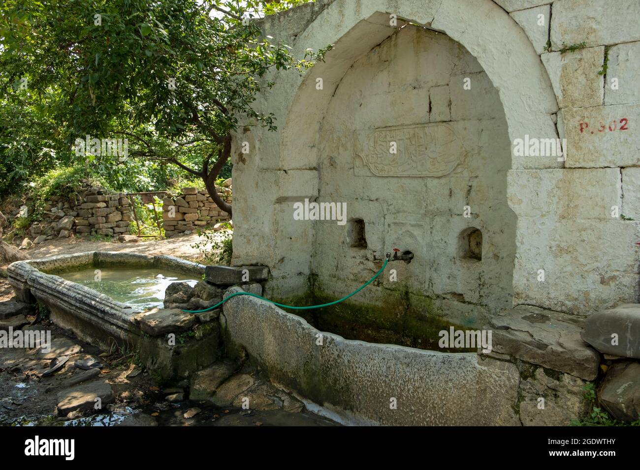 Historischer Brunnen und antikes Marmorstück im Dorf Gaziköy in Mürefte in der Provinz Tekirdağ. Datum der Besichtigung: 25. juli 2021 Stockfoto