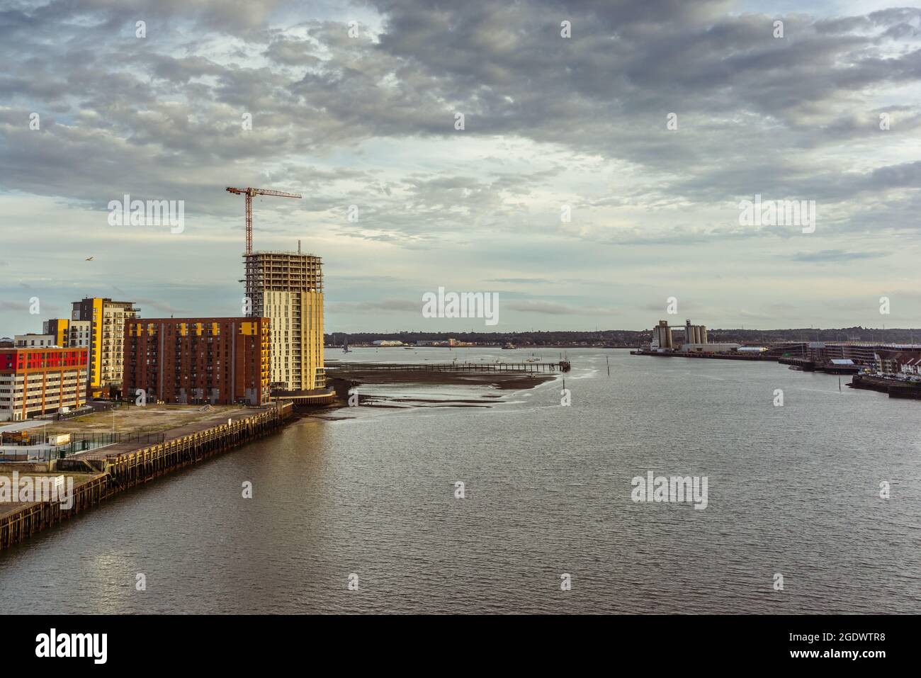 Abendhimmel über dem Itchen River und Woolston Waterside, von der Itchen Bridge aus gesehen, Southampton, England, Großbritannien Stockfoto