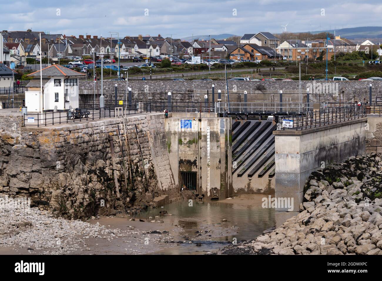 Geschlossene Dock-Tore bei Ebbe mit Küstenwache Aussichtsplattform Stockfoto