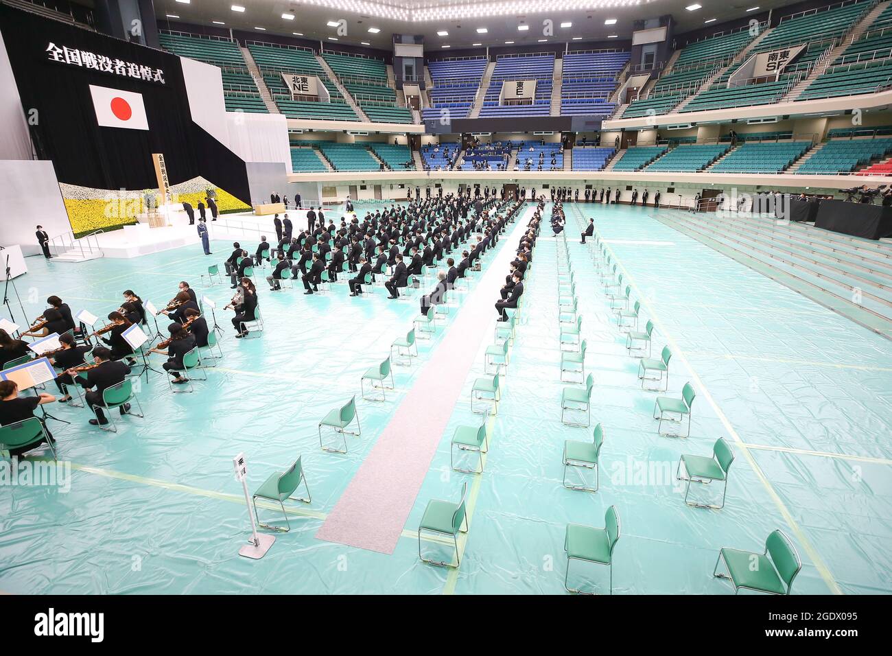 Tokio, Japan. August 2021. 2021 Jahre nach Kriegsende am 15. August 2021 in Tokio, Japan, fand im Nippon Budokan in Chiyoda ward, Tokio, die Gedenkfeier zum Nationalkrieg 76 statt. (Foto von Kazuki Oishi/Sipa USA) Quelle: SIPA USA/Alamy Live News Stockfoto