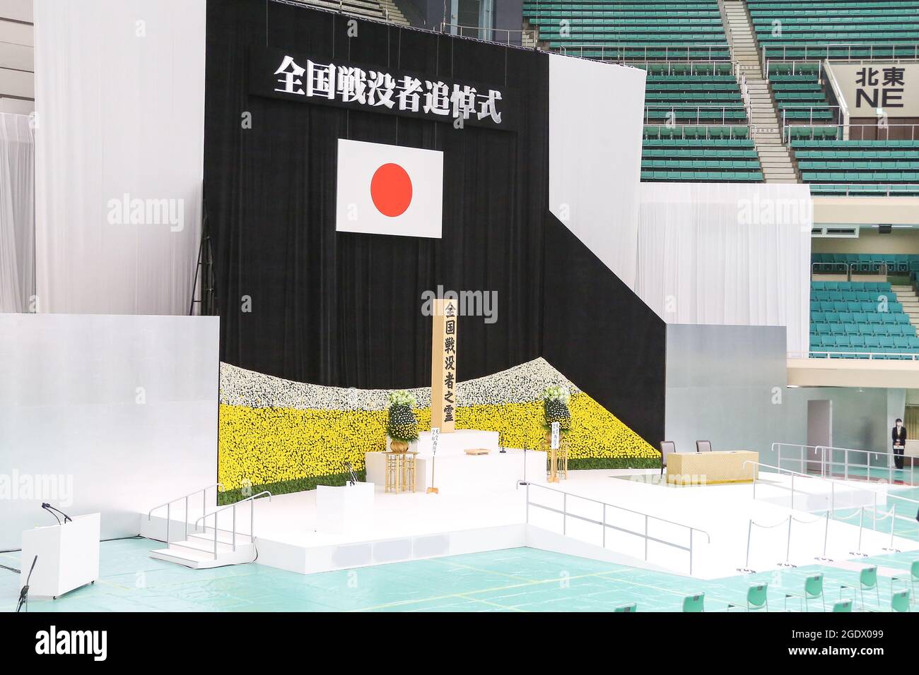 Tokio, Japan. August 2021. 2021 Jahre nach Kriegsende am 15. August 2021 in Tokio, Japan, fand im Nippon Budokan in Chiyoda ward, Tokio, die Gedenkfeier zum Nationalkrieg 76 statt. (Foto von Kazuki Oishi/Sipa USA) Quelle: SIPA USA/Alamy Live News Stockfoto