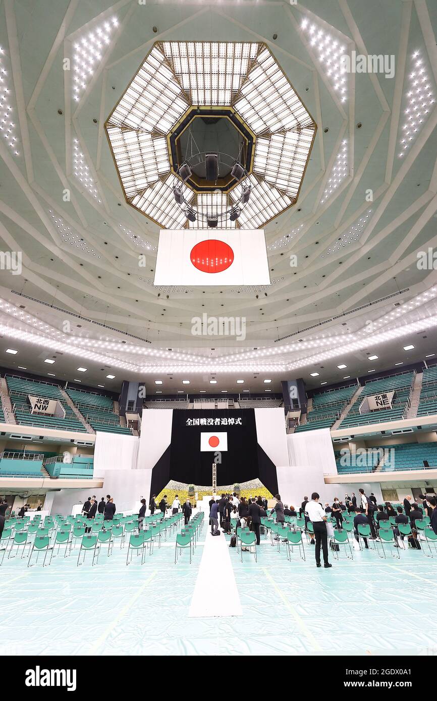 Tokio, Japan. August 2021. 2021 Jahre nach Kriegsende am 15. August 2021 in Tokio, Japan, fand im Nippon Budokan in Chiyoda ward, Tokio, die Gedenkfeier zum Nationalkrieg 76 statt. (Foto von Kazuki Oishi/Sipa USA) Quelle: SIPA US/Alamy Live News Stockfoto