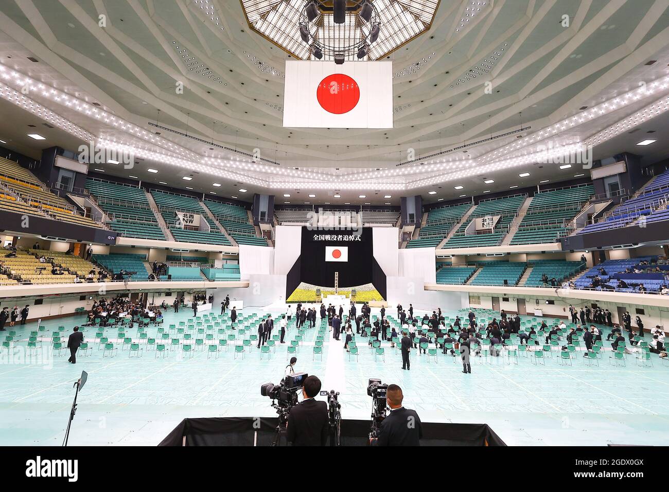 Tokio, Japan. August 2021. 2021 Jahre nach Kriegsende am 15. August 2021 in Tokio, Japan, fand im Nippon Budokan in Chiyoda ward, Tokio, die Gedenkfeier zum Nationalkrieg 76 statt. (Foto von Kazuki Oishi/Sipa USA) Quelle: SIPA USA/Alamy Live News Stockfoto