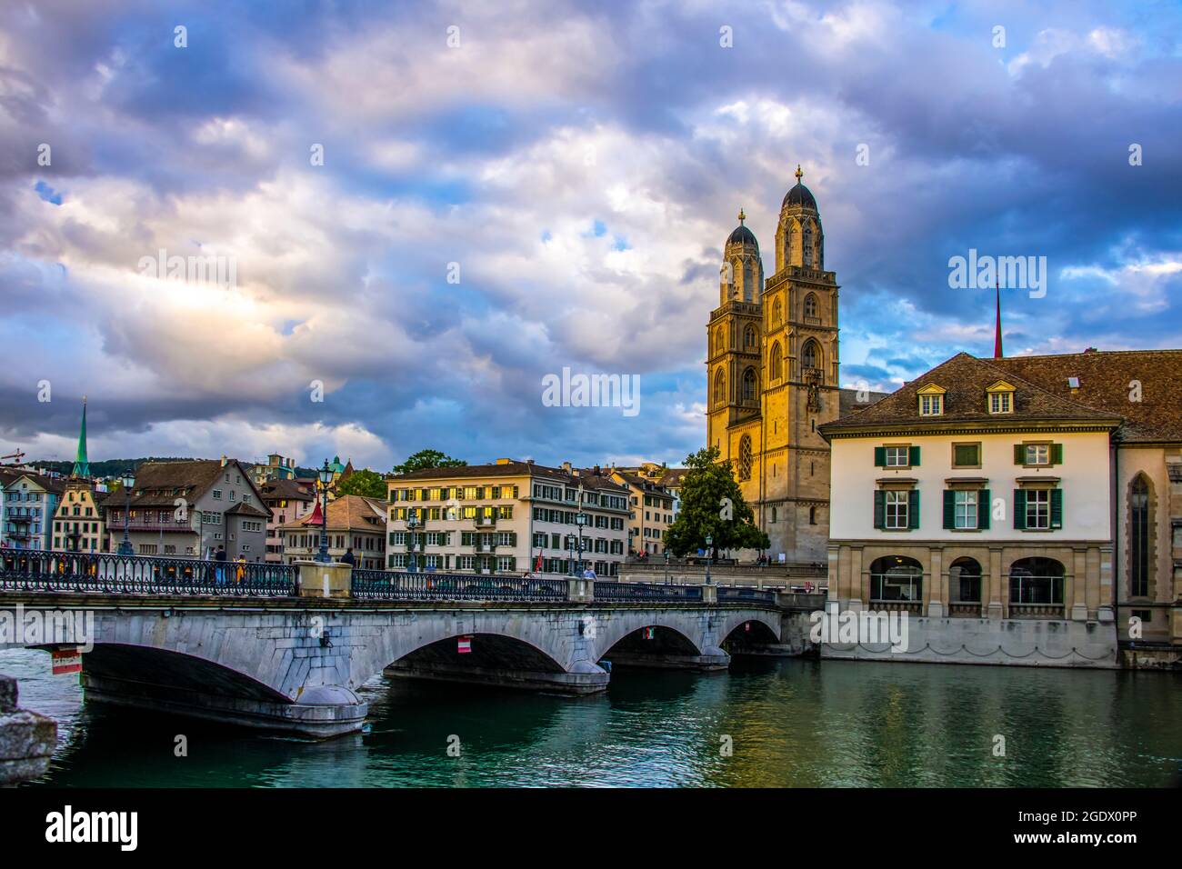 Schöner wolkig über dem Fluss Limmet in der Innenstadt von Zürich Stockfoto