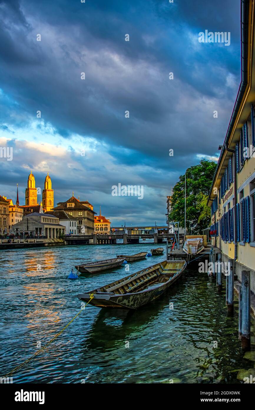 Schöner wolkig über dem Fluss Limmet in der Innenstadt von Zürich Stockfoto