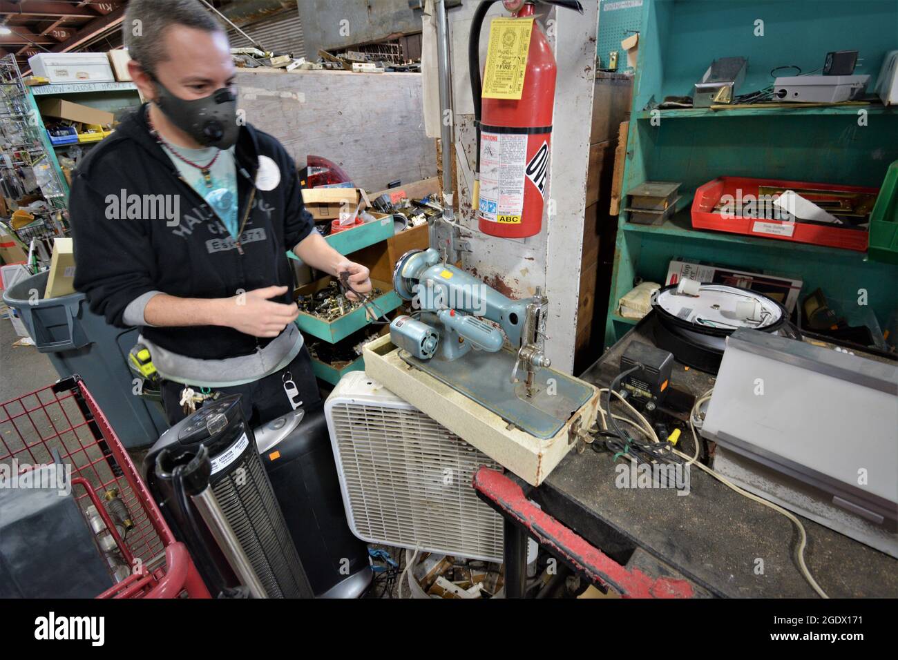 Der Kaufmann spendete eine Nähmaschine, die durch eine neue Maschine ersetzt wurde, aber gut funktionierte und von hoher kommerzieller Qualität war Stockfoto