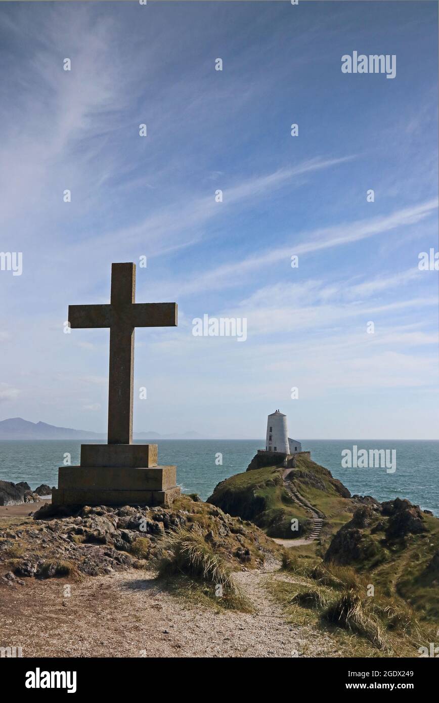 Stone Cross und Twr Mawr Lighthouse, Llanddwyn Island, Anglesey Stockfoto