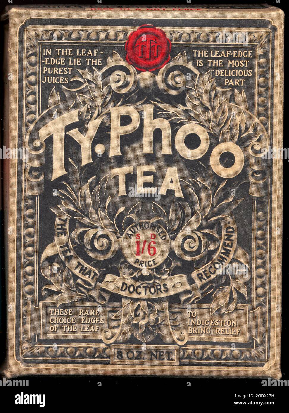 Typhoo Teepaket 1920er Jahre. Vintage Typhoo Teepaket aus den 1920er Jahren. Tee, der in Päckchen mit einem Aufsehen erregenden Design verkauft wurde, trug zur Stärkung der Markentreue bei und ersparte es den Geschäften, diese in Pakete zu packen. Die Slogans sollen die Qualität und die Vorteile der Marke hervorheben, die anscheinend Ärzte zur Linderung von Verdauungsstörungen empfohlen hatten (der Name stammt aus einer vagen Übersetzung des chinesischen Wortes für Doktor. Dies ist eine seltene Box in doppelter Größe, 8 oz. Typhoo hörte in den späten sechziger Jahren auf, ein Familienunternehmen zu sein, aber der in Großbritannien verkaufte Tee wird immer noch auf dem Wirral verarbeitet und verpackt. Stockfoto