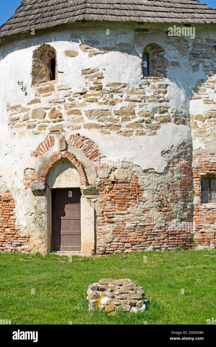 Romanische runde (rotonda) Kirche aus dem Dorf Geoagiu, im Landkreis Hunedoara, Siebenbürgen, Rumänien - älteste surfende Kirche in Rumänien, zwischen y gebaut Stockfoto