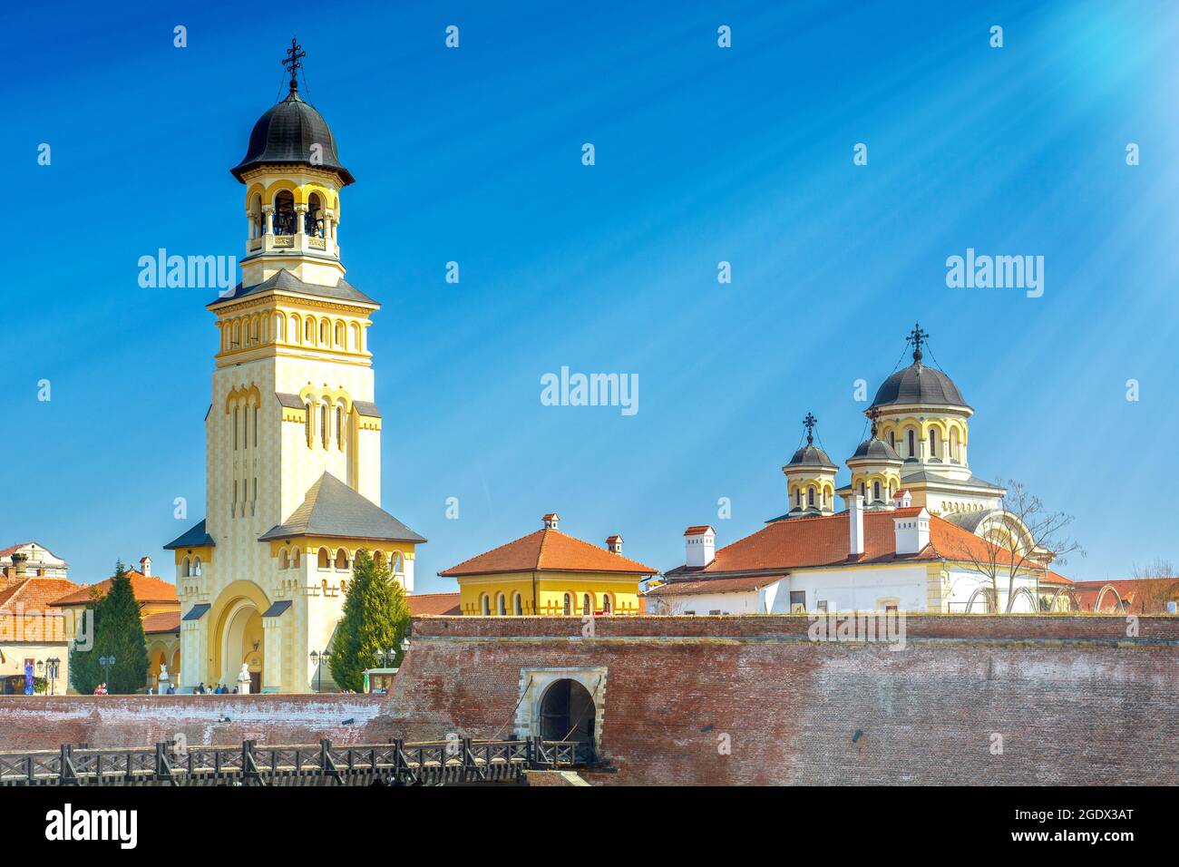 Alba Iulia Stadt in Siebenbürgen, Rumänien, Stadtbild mit orthoox und katholischen Kathedralentürmen Stockfoto
