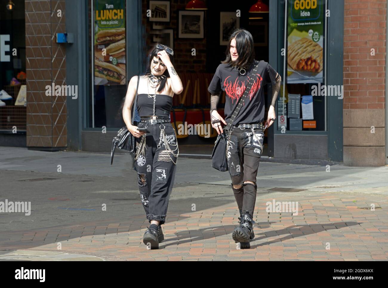 Goth-Paar, ganz in Schwarz, in der Stadt Stockfoto