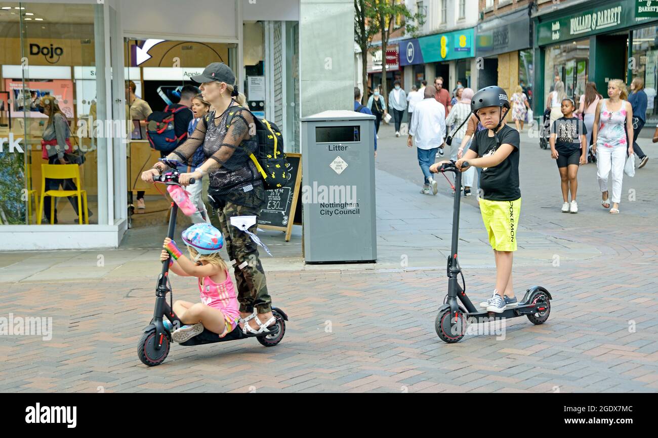 Familie auf Elektro-Scooter, in der Stadt Stockfoto