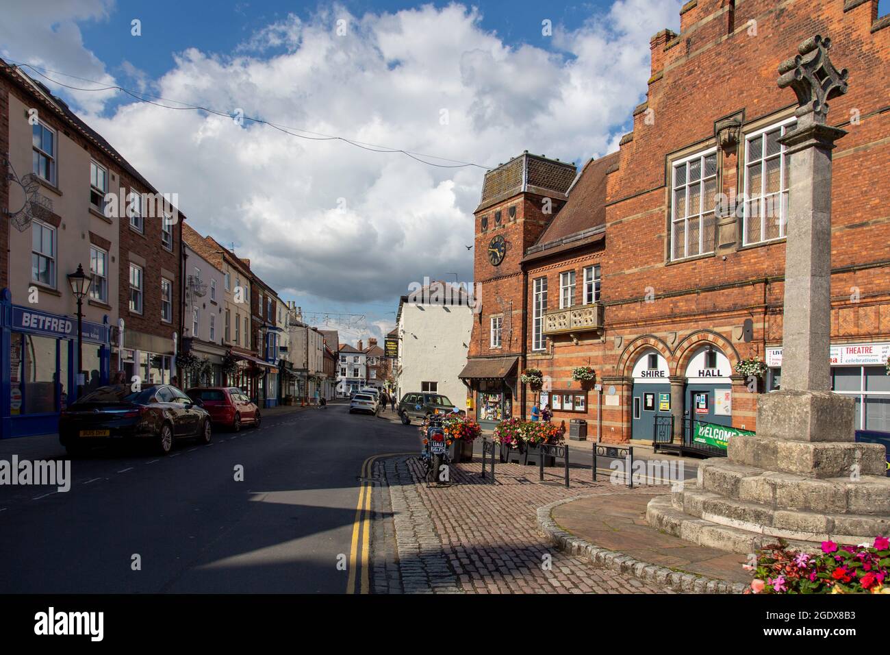 Market Place, Shire Hall and Market Cross, Stadtzentrum von Howden, East Yorkshire, Großbritannien Stockfoto