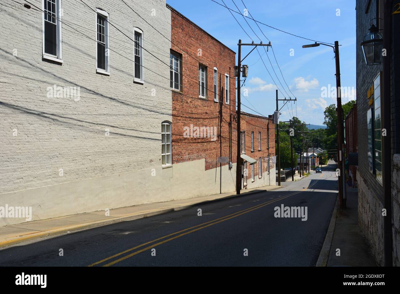 Oak Street in der Nähe der Innenstadt von Mount Airy, North Carolina Stockfoto