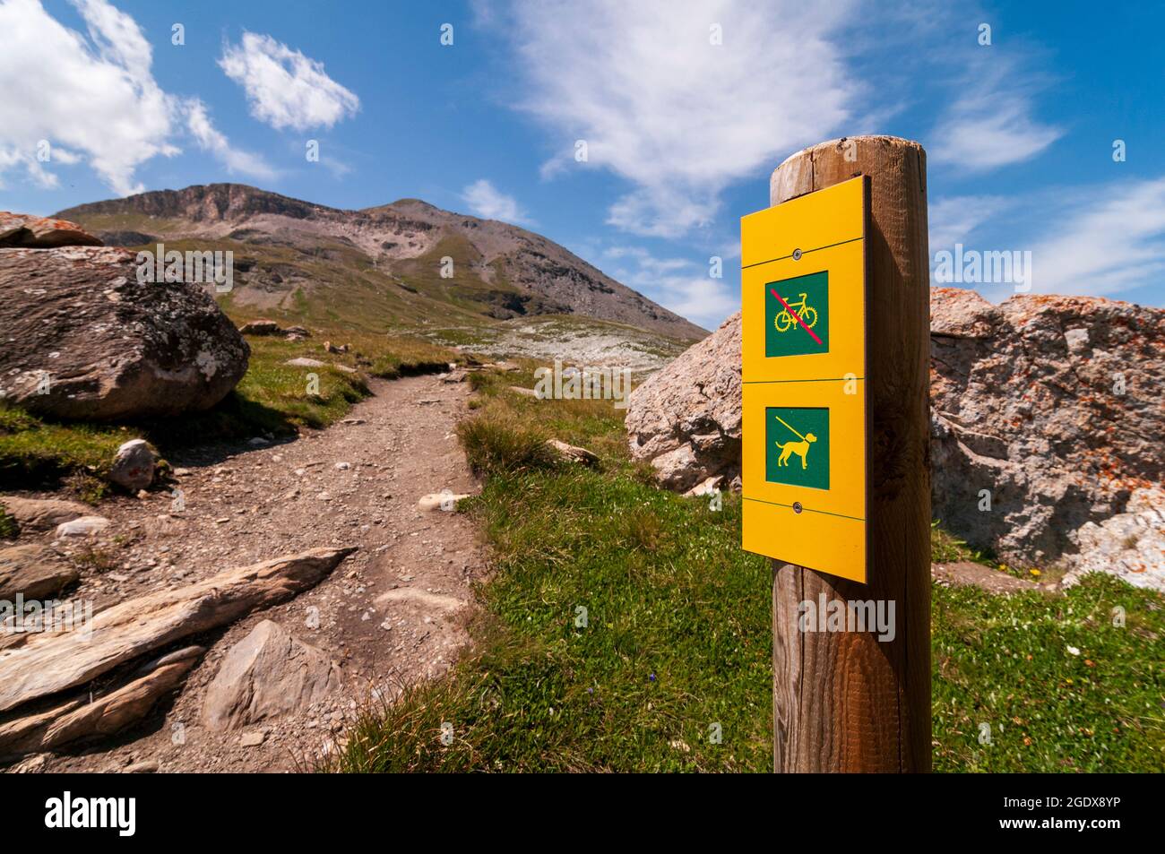 Schild zum Schutz der alpinen Natur im Nationalpark La Vanoise: Kein Mountainbiken, Hunde an der Leine halten Stockfoto