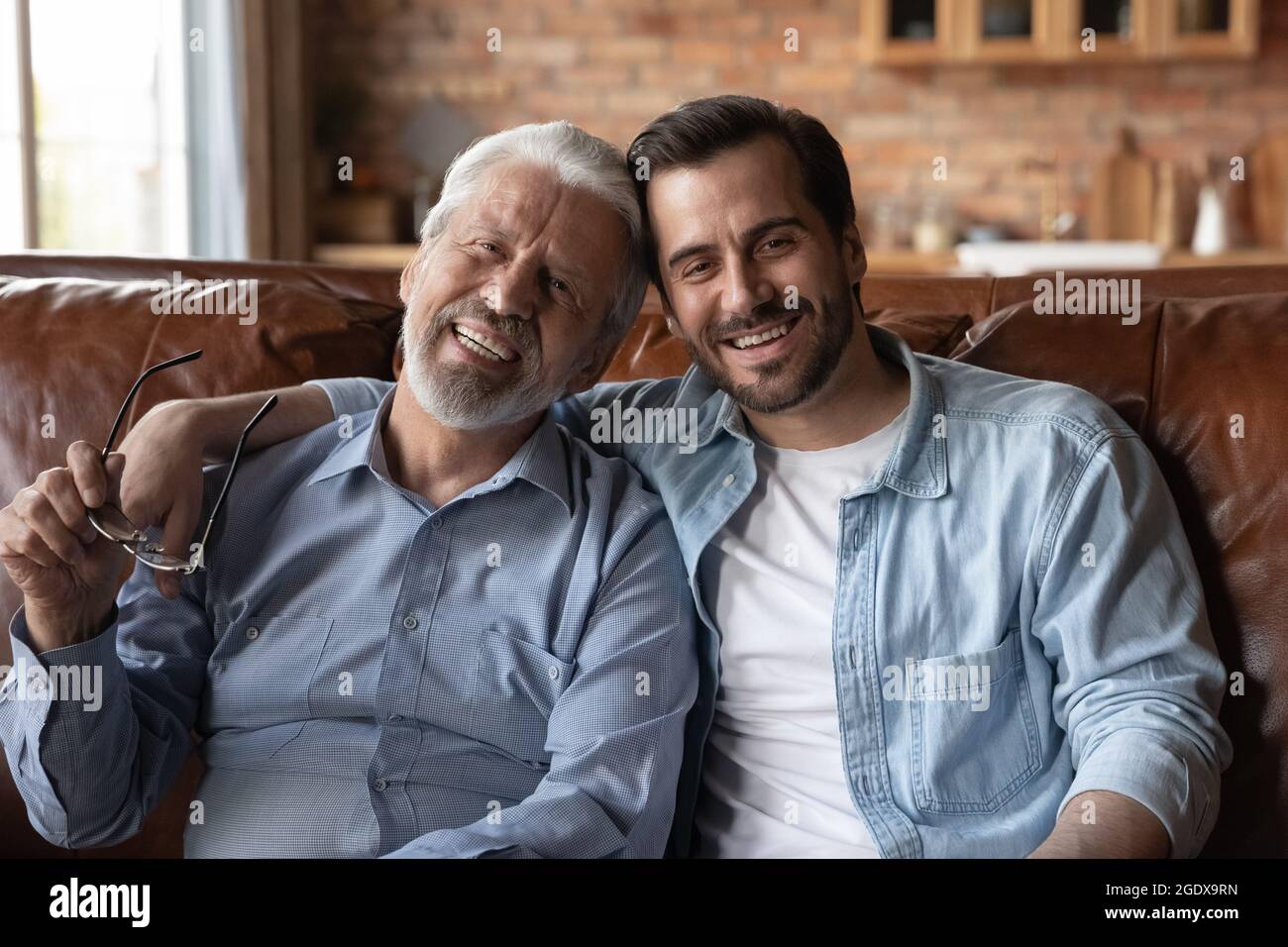 Portrait von glücklichen alten Vater und erwachsenen Sohn ruhen zusammen Stockfoto