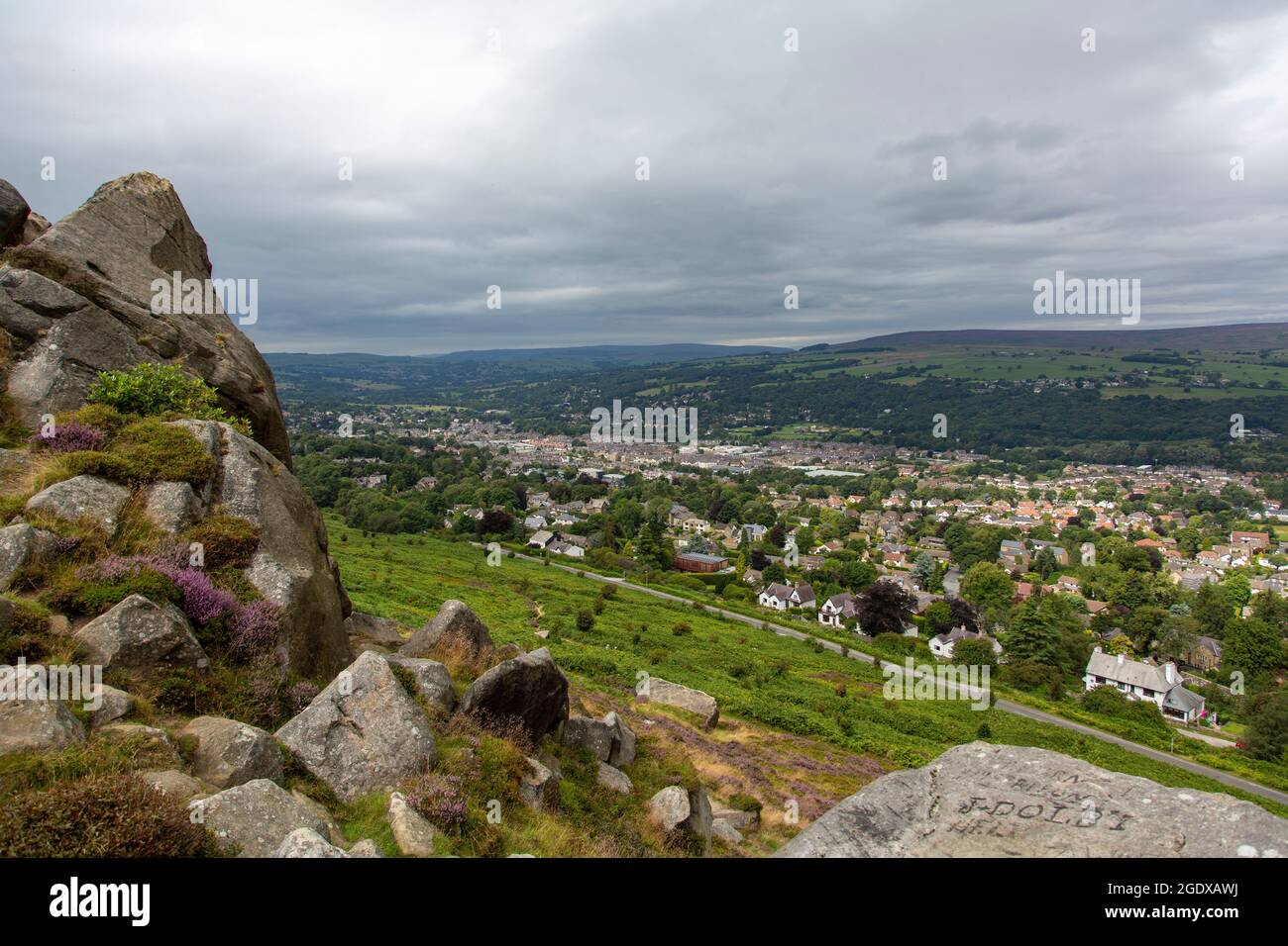 Die vornehme viktorianische Kurstadt Yorkshire Ilkley von der Kuh und dem Kalb rockt an einem bewölkten Sommertag, Ilkley Moor, West Yorkshire, Großbritannien Stockfoto