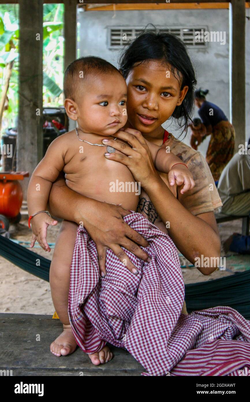 15. August 2021-Siem Reap, Kambodscha-in diese Fotos sind Dateifotos. Mon und Sohn verbringen eine Pause im Schatten in der Nähe des Dorfes in Siem Reap, Kambodscha. Kambodscha begann am Donnerstag, im Rahmen einer erneuten öffentlichen Gesundheitsförderung Impfstoffaufstossungen gegen Coronaviren anzubieten, nachdem es mehr als die Hälfte der Bevölkerung geimpft hatte. Stockfoto