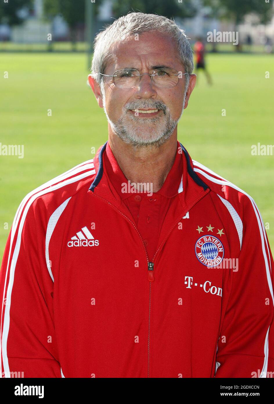 firo Fußball 07/17/2006 Fußball Regionalliga Sud, Saison 2006/2007 Portrait von Co-Trainer Gerd Muller, Amateuren des FC Bayern München Copyright by firo sportFoto: Pfefferackerstr. 2a 45894 Gelsenkirchen www.firosportphoto.de mail@firosportphoto.de (Volksbank Bochum-Witten) BLZ .: 430 601 29 Kt. Nr .: 341 117 100 Tel.: 0209 - 9304402 Fax: 0209 - 9304443 Stockfoto