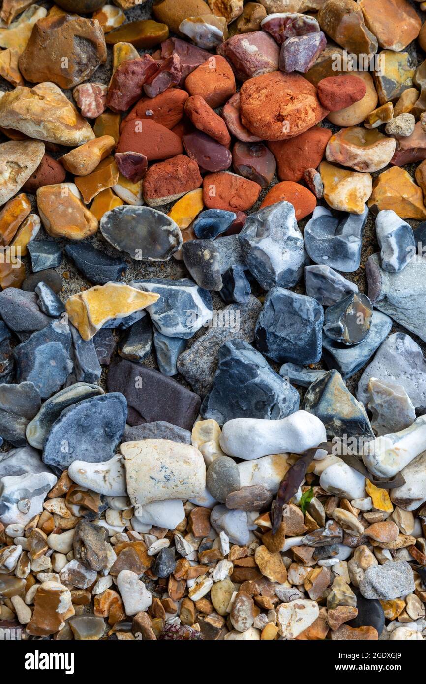 Kieselsteine und Steine von einem Strand, in Farben sortiert Stockfoto