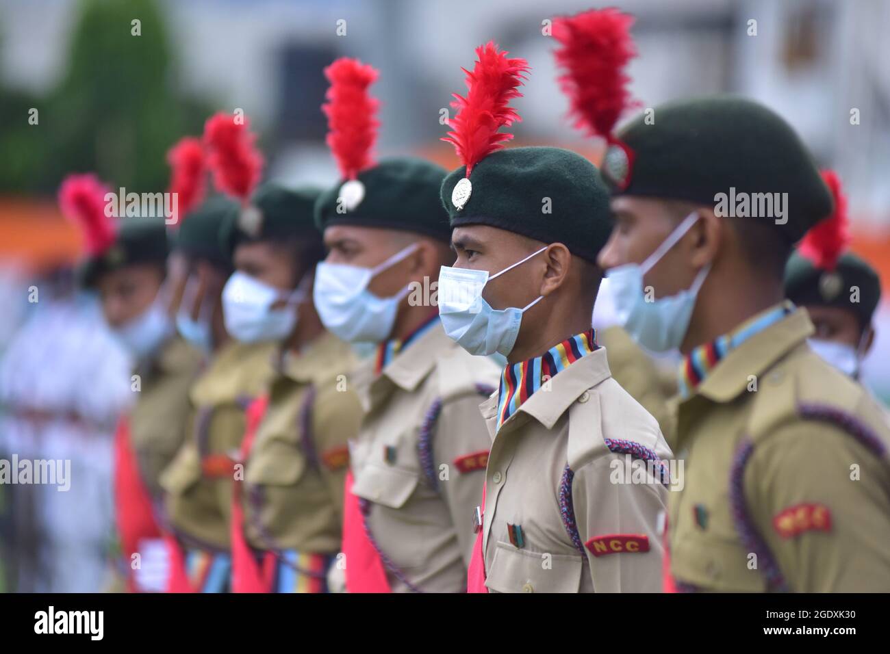 Nagaon. August 2021. Mitglieder des National Cadet Corps (NCC) nehmen am 15. August 2021 an einer Parade während des indischen Unabhängigkeitstages im Bezirk Nagaon im nordöstlichen indischen Bundesstaat Assam Teil. Quelle: Str/Xinhua/Alamy Live News Stockfoto