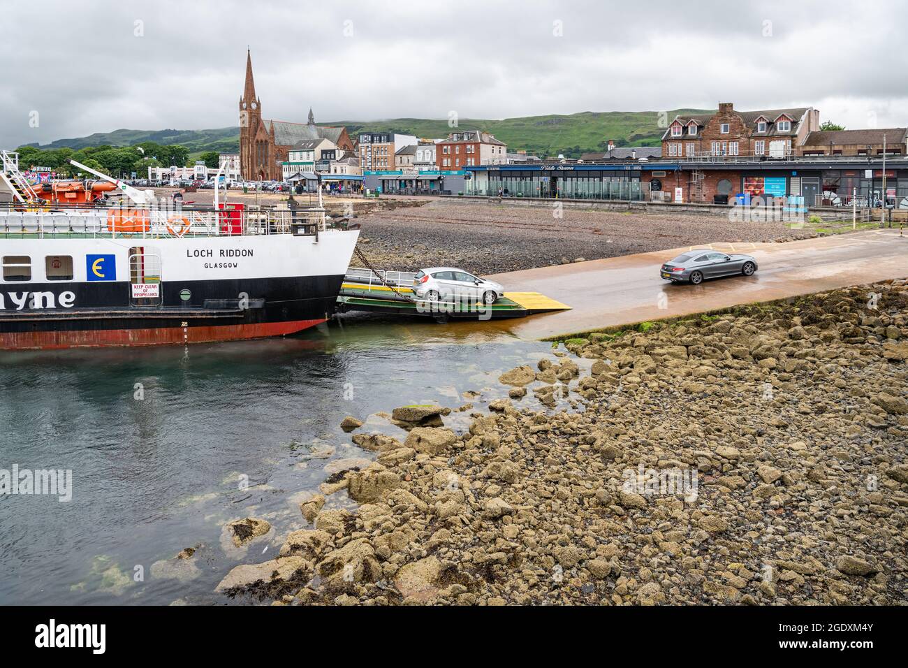 Autos, die von der CalMac Largs zur Great Cumbrae Island Ferry, Largs, Schottland, entladen werden Stockfoto