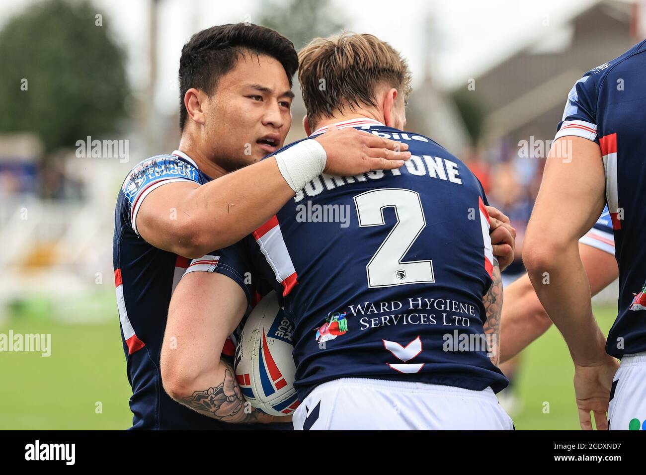 Tom Johnstone (2) von Wakefield Trinity feiert seinen Versuch mit Mason Lino (7) von Wakefield Trinity in Wakefield, Großbritannien am 8/15/2021. (Foto von Mark Cosgrove/News Images/Sipa USA) Stockfoto