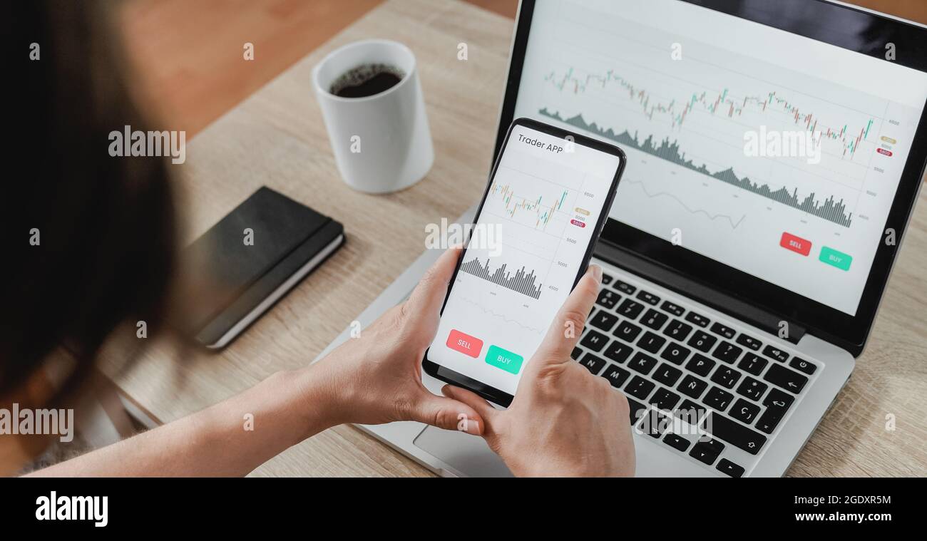 Forex-Trader verwenden die Krypto-Handy-App für die Investitions- und Aktienmarktanalyse im Hedgefonds-Büro - Fokus auf dem Bildschirm Stockfoto