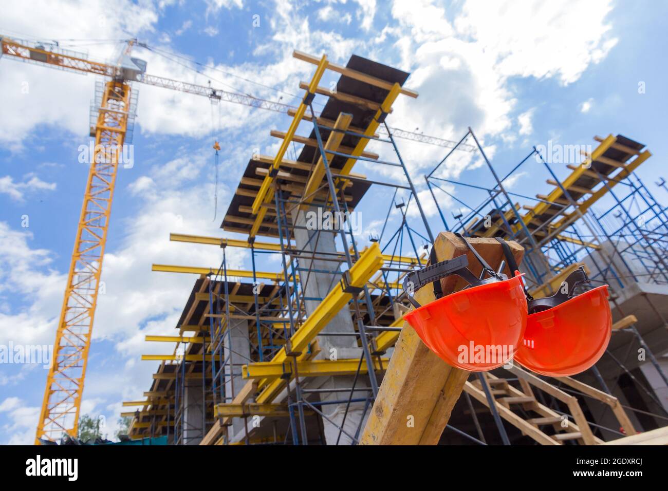 Bauhelme auf einer Baustelle. Konstruktionshelm für Kopfschutz. Overalls. Helme Stockfoto