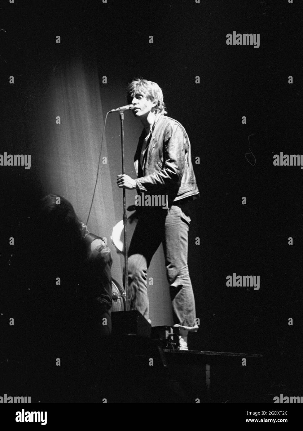 Genesis Rockband, live auf der Lamb Lies Down Tour in Manchester, England, im April 28 1975. Diese bemerkenswerte Live-Show war die letzte, in der Sänger Peter Gabriel zu sehen war. Die Fotos zeigen Peter Gabriel in seinem berüchtigten Gummianzug, seiner Lederjacke sowie Gitarrist Steve Hackett und Schlagzeuger Phil Collins. Mehr Negative gibt es aus diesem Set, aufgenommen von Simon Robinson. Stockfoto
