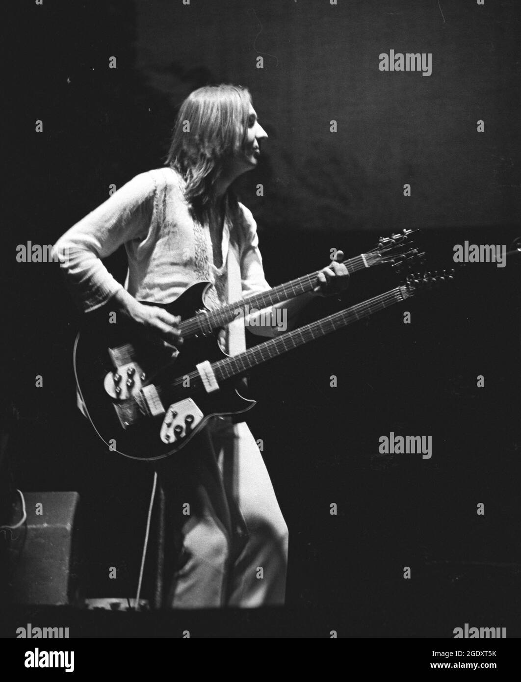 Genesis Rockband, live auf der Lamb Lies Down Tour in Manchester, England, im April 28 1975. Diese bemerkenswerte Live-Show war die letzte, in der Sänger Peter Gabriel zu sehen war. Die Fotos zeigen Peter Gabriel in seinem berüchtigten Gummianzug, seiner Lederjacke sowie Gitarrist Steve Hackett und Schlagzeuger Phil Collins. Mehr Negative gibt es aus diesem Set, aufgenommen von Simon Robinson. Stockfoto
