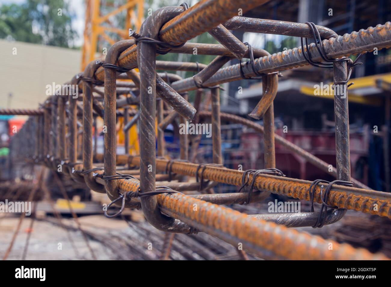 Textur zurückhalten. Stahlarmierungsstab. Rostiger Reck zum Ausgießen von Beton. Stahlarmierungsstäbe. Konstruktion Bewehrungsstahl Arbeitsverstärkung. Schließen Stockfoto