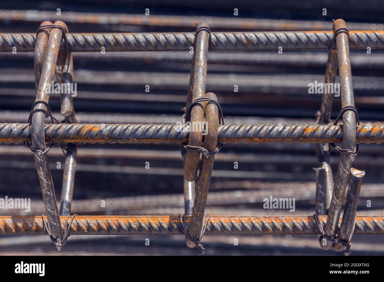 Textur zurückhalten. Stahlarmierungsstab. Rostiger Reck zum Ausgießen von Beton. Stahlarmierungsstäbe. Konstruktion Bewehrungsstahl Arbeitsverstärkung. Schließen Stockfoto