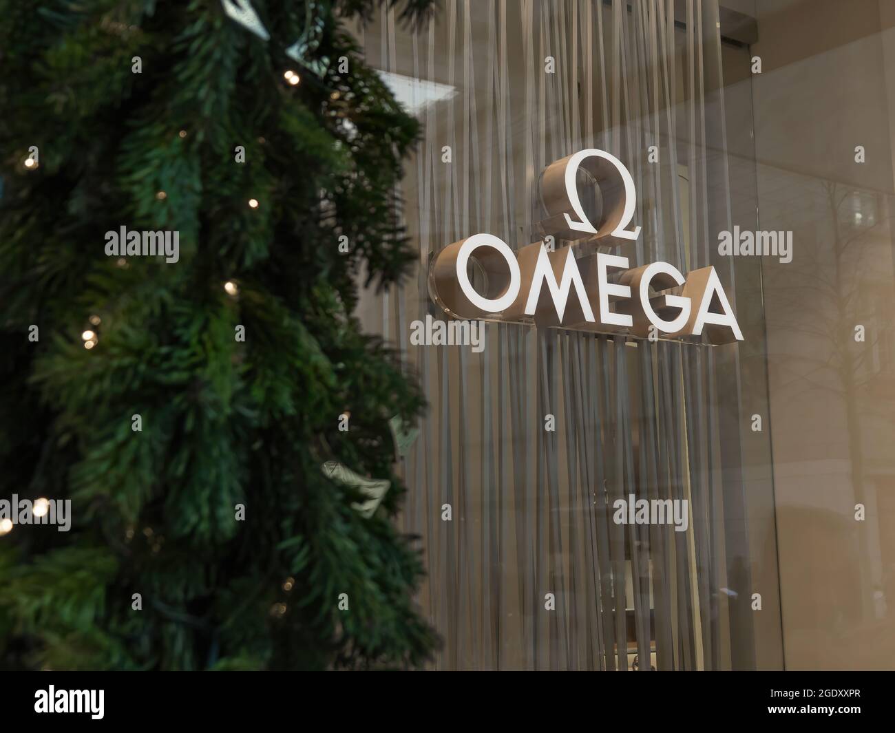 ZÜRICH, SCHWEIZ - 30. NOVEMBER 2019: Weihnachtliche Dekoration des OMEGA Uhrenladens in Zürich und das Logo der Marke. Stockfoto