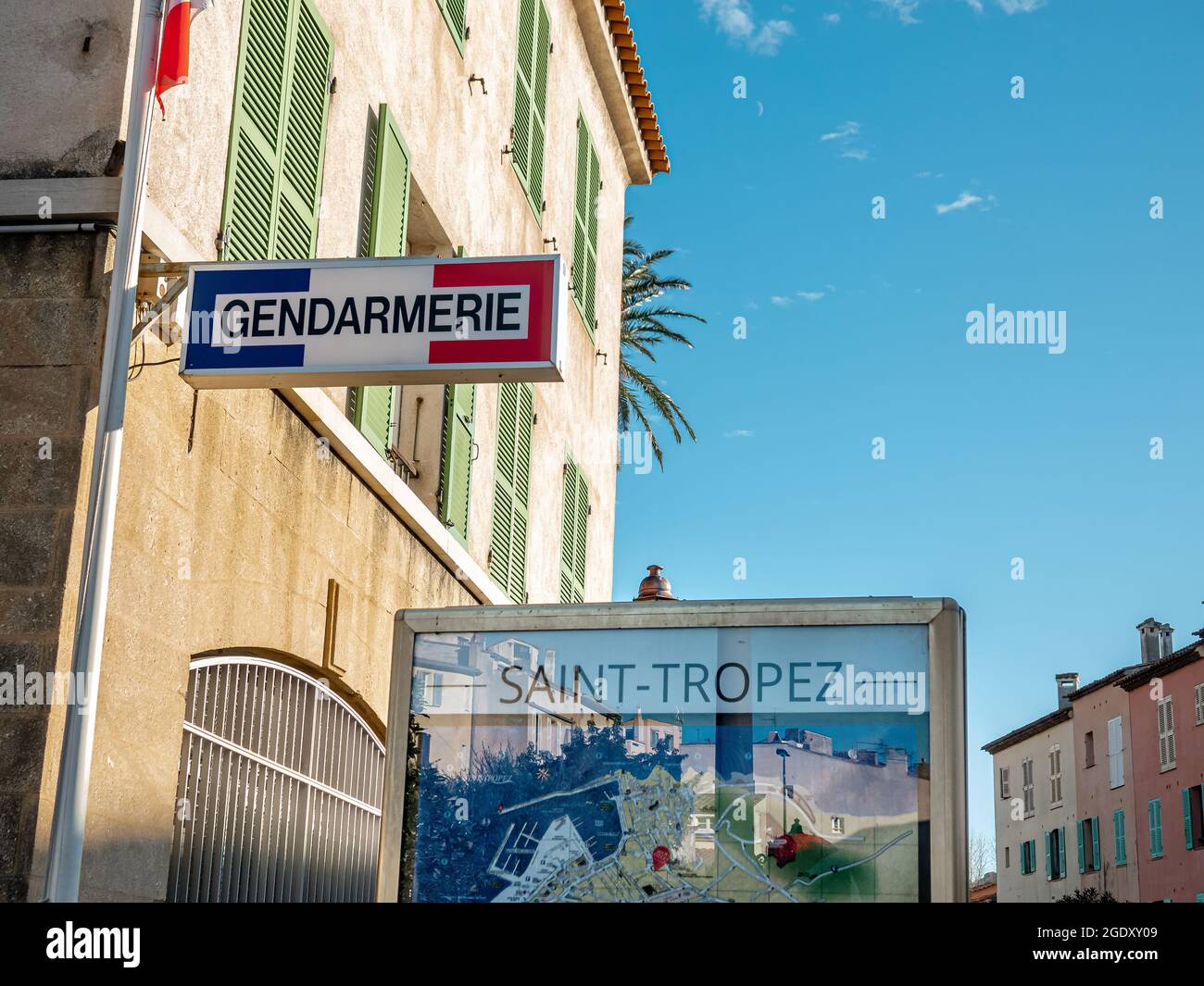 SAINT TROPEZ, FRANKREICH - 31. DEZEMBER 2019: Das Schild auf dem Gebäude der Gendarmerie - Lokalpolizei in Saint Tropez Stockfoto